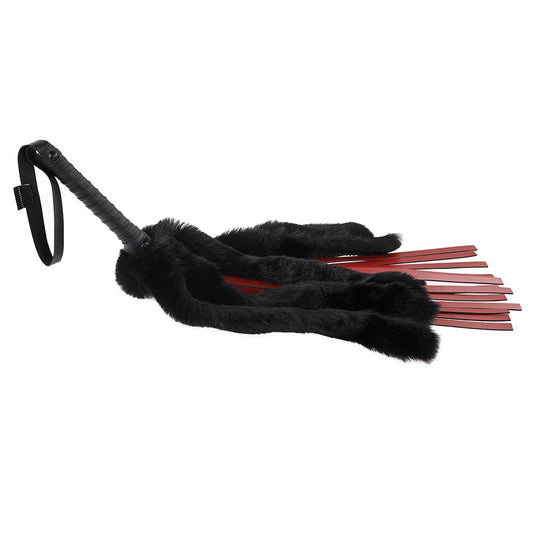 Flogger de piel sintética color azafrán con hilos de piel sintética de Sportsheets