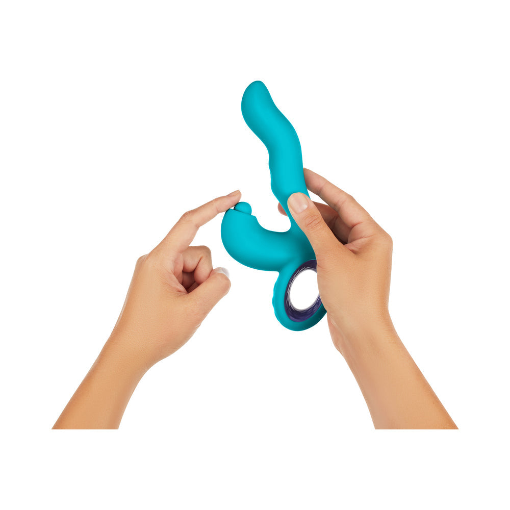 Vibrador de conejo con triple acción de silicona recargable Klio de FemmeFunn, color turquesa